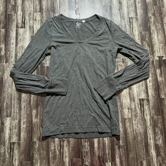 SO Juniors Gray V-Neck Long Sleeve Tee Shirt - Picture 1 of 3